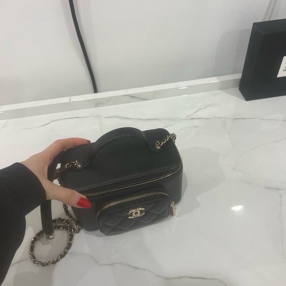 Chanel vanity bag - Picture 2 of 7